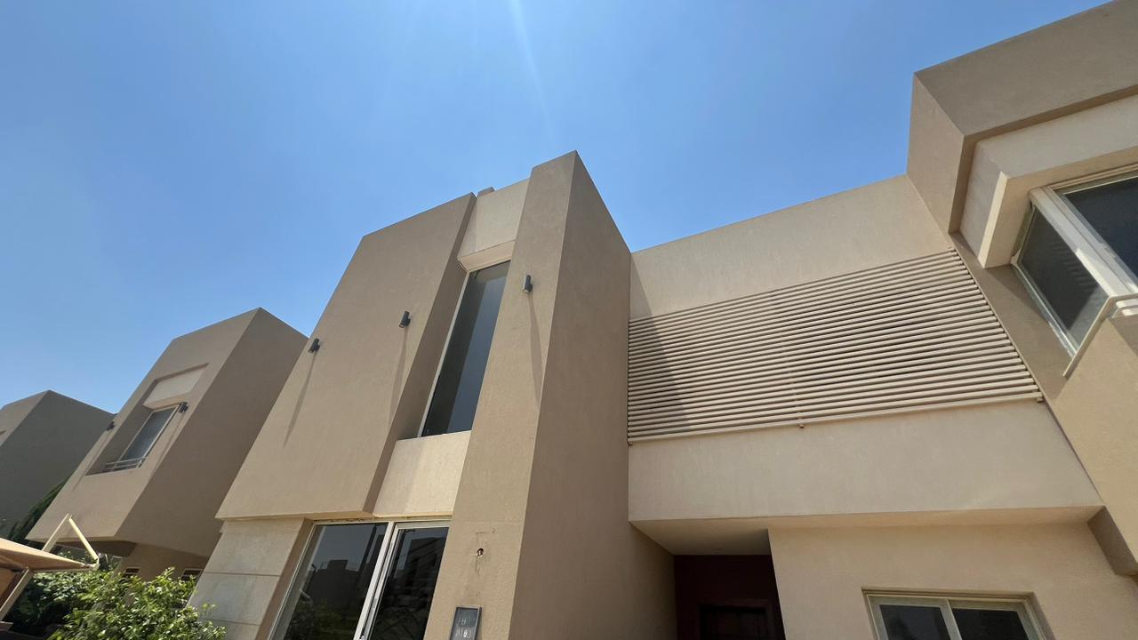 فاميلى هاوس للبيع فى ذا كراون